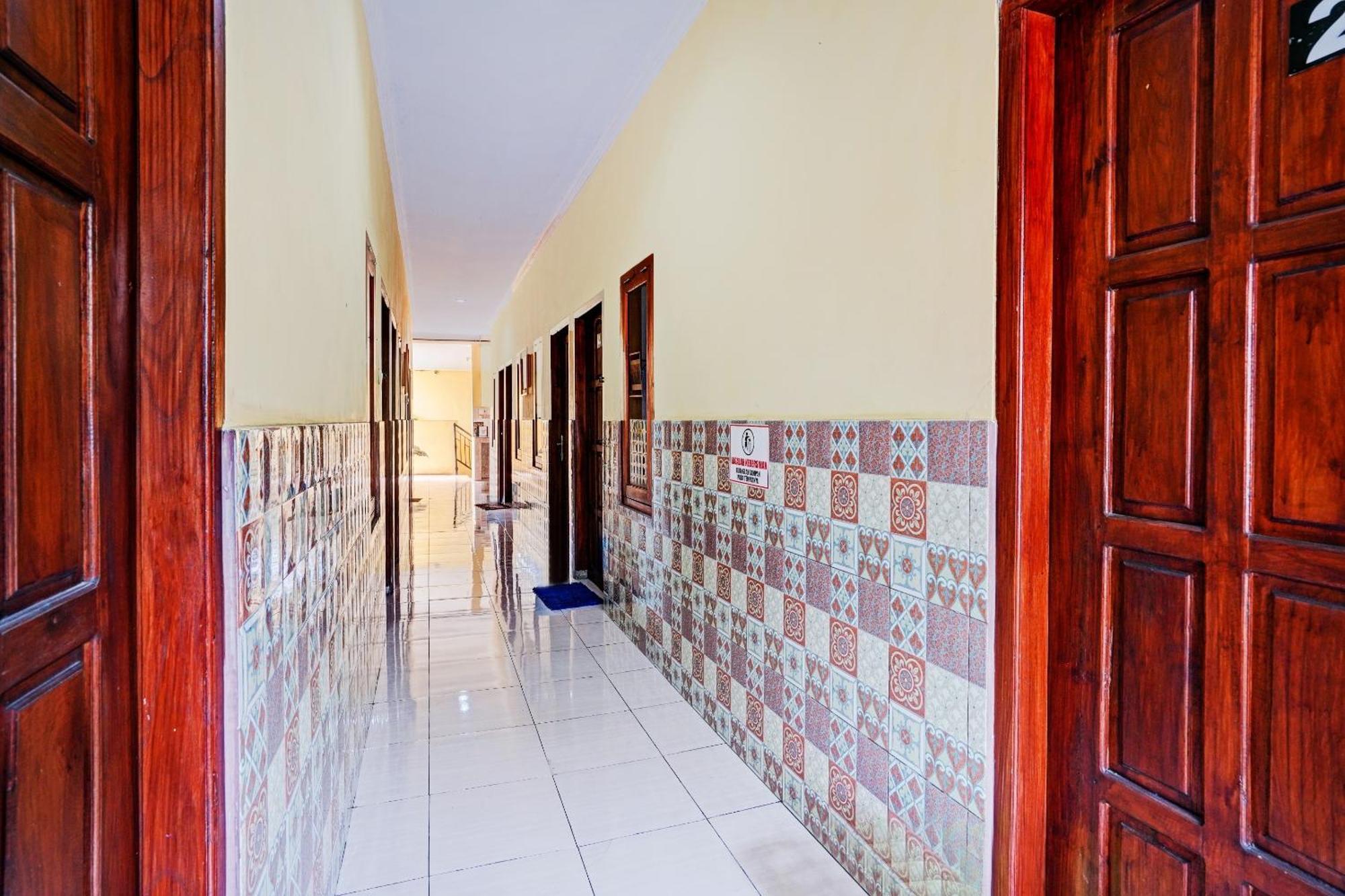 Oyo 90234 Dhoho Family Guest House Kediri  Zewnętrze zdjęcie