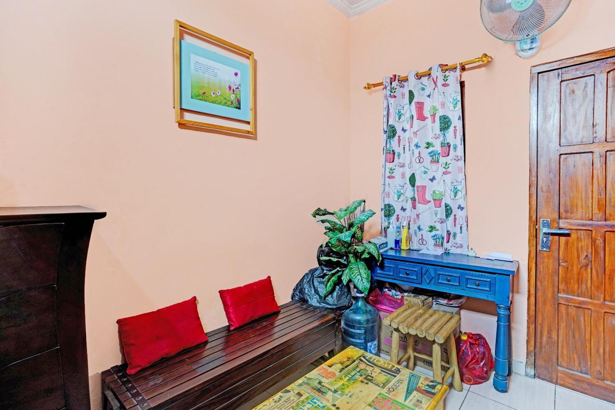 Oyo 90234 Dhoho Family Guest House Kediri  Zewnętrze zdjęcie
