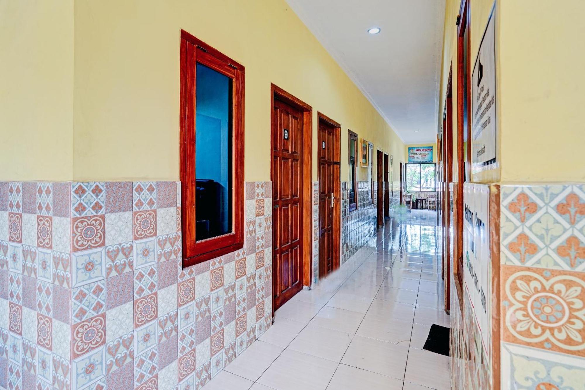 Oyo 90234 Dhoho Family Guest House Kediri  Zewnętrze zdjęcie