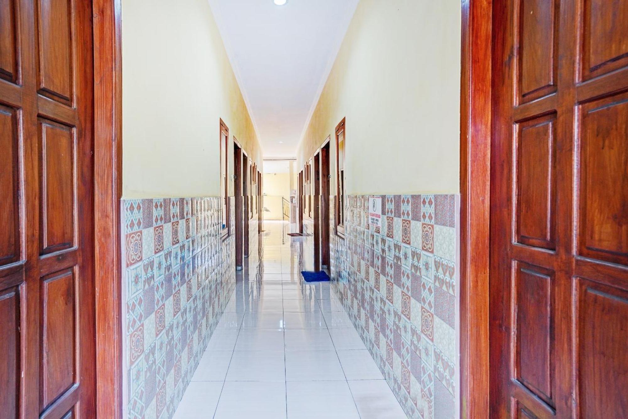 Oyo 90234 Dhoho Family Guest House Kediri  Zewnętrze zdjęcie