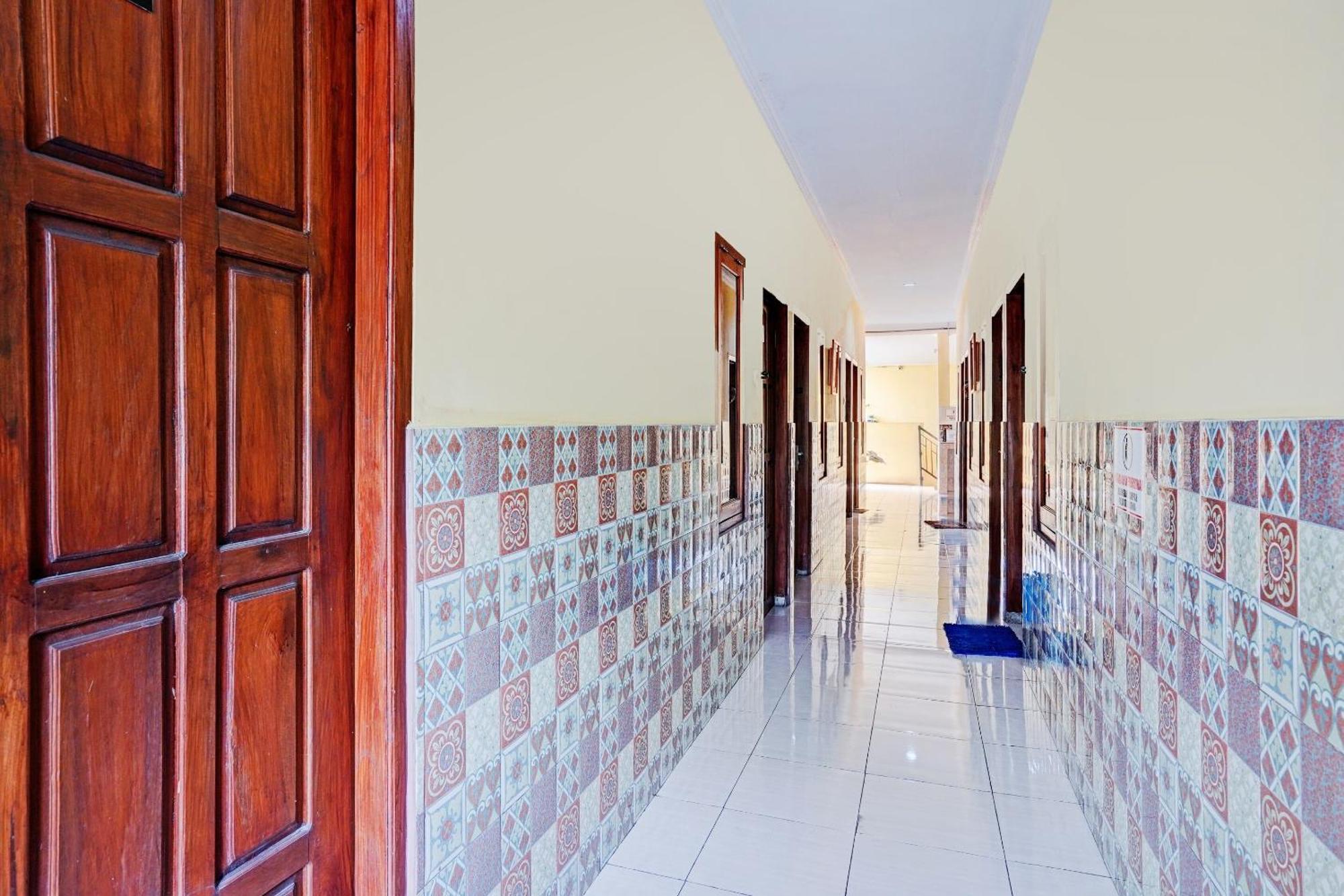 Oyo 90234 Dhoho Family Guest House Kediri  Zewnętrze zdjęcie
