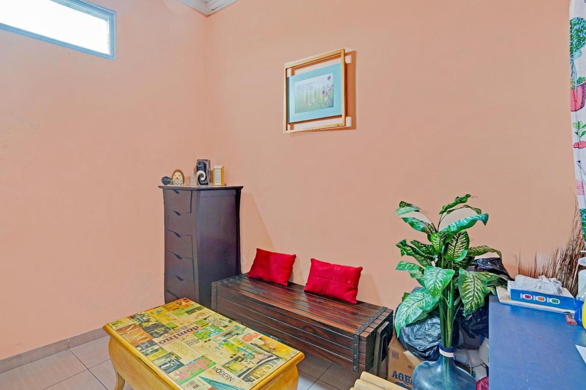 Oyo 90234 Dhoho Family Guest House Kediri  Zewnętrze zdjęcie
