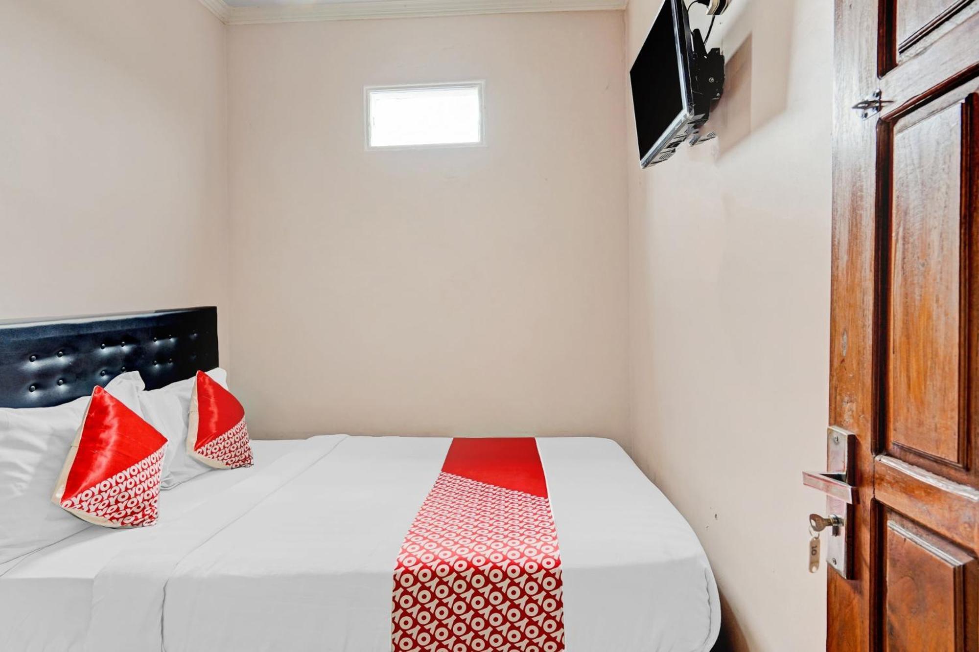 Oyo 90234 Dhoho Family Guest House Kediri  Zewnętrze zdjęcie